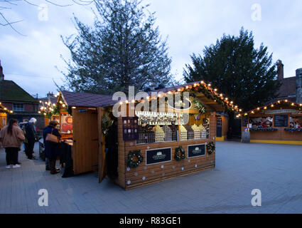 Winchester, Hampshire, England, 12. Dezember 2018. Weihnachten Marktstände auf dem Gelände der Kathedrale von Winchester Stockfoto