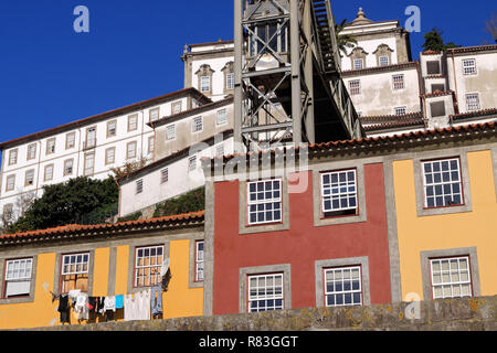 Porto alte typische Häuser - Nachbarschaft Ribeira Stockfoto