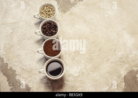 Vier Arten von ungerösteten Kaffee, Bohne, Boden und einer in Schale Stockfoto