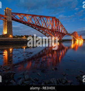 Die Forth Bridge bei Nacht von North Queensferry, Fife, Schottland, Vereinigtes Königreich angesehen Stockfoto
