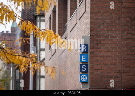 MONTREAL, KANADA - 5 November, 2018: Reso Logo vor einem Eintrag in Downtown Montreal, Quebec. Auch als La Ville Souterraine, oder Stühle bekannt Stockfoto