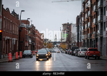 MONTREAL, KANADA - 5 November, 2018: Typische Wohngegend Nordamerikanischen Straße mit typischen roten Backstein Unterkunft Gebäude & Verkehr. Atwater Ma Stockfoto