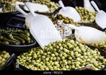 Oliven in einem Markt, Detail der zubereiteten Speisen, Vorspeisen Stockfoto