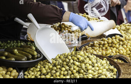 Oliven in einem Markt, Detail der zubereiteten Speisen, Vorspeisen Stockfoto