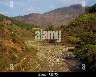 Panar, der Bach Jim Corbett überquerte im Jahre 1910 mit solchen Schwierigkeiten, weil er in der Flut aufgrund der schweren Regen war, Kumaon Hügel, Uttarakhand, Indien Stockfoto