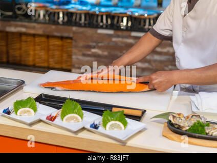 Koch Schneiden für Lachs Sashimi, Japanisches Essen Stockfoto