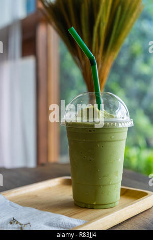 Grüner Tee frappe auf Tisch im Cafe Stockfoto