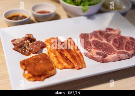 Rohes Schweinefleisch mit Soße für BBQ Grill vorbereiten Stockfoto