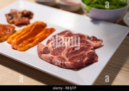 Rohes Schweinefleisch mit Soße für BBQ Grill vorbereiten Stockfoto