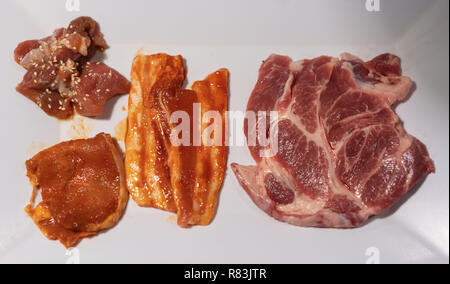 Rohes Schweinefleisch mit Soße für BBQ Grill vorbereiten Stockfoto