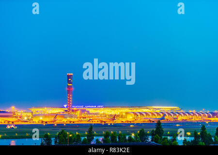 BANGKOK, THAILAND - 30.November 2018: Suvarnabhumi Airport in der Nacht, der Flughafen ist einer der beiden internationalen Flughäfen in Thailand Stockfoto