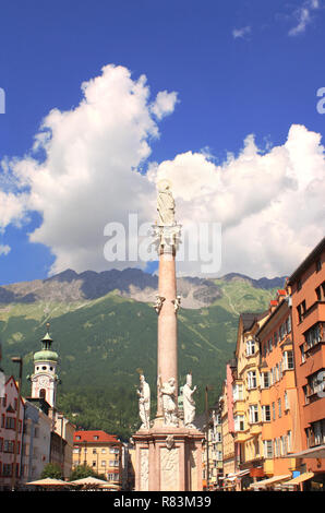 Die Muttergottes Statue an der alten Stadt in Innsbruck, Tirol, Österreich Stockfoto