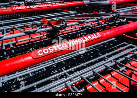 August 6, 2018 Mountain View/CA/USA - Nahaufnahme von Costco Wholesale Logo auf dem Shopping Carts vor einem der Läden in Sou gestapelt gedruckt Stockfoto