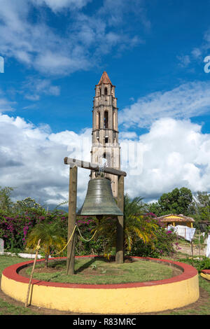 Manaca Iznaga Turm und Glocke im Tal der Zuckermühlen oder Valle de los Ingenios, Trinidad, Kuba. Stockfoto