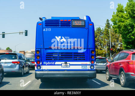 August 13, Sunnyvale 2018/CA/USA - VTA (Santa Clara Valley Transport Authority) Bus fahren auf einer Straße in South San Francisco Bay Area. Stockfoto