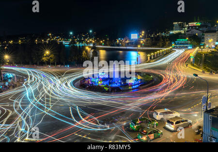 Kreisverkehr Kreuzungen mit Lichter Nacht Markt, Erstellen in Streifen von Farbe Motorrad war in der Stadt für den Abend Nebel Da Lat, Vietnam Stockfoto