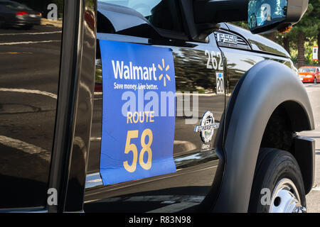 August 14, Sunnyvale 2018/CA/USA - Walmart Shuttle Transport von Arbeitnehmern, um von ihren Büros in South San Francisco Bay Area. Stockfoto