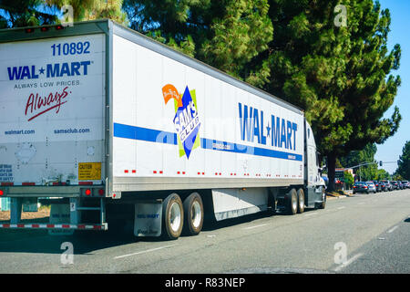 August 26, 2018 Mountain View/CA/USA - Walmart Lkw fahren auf den Straßen von South San Francisco Bay Area. Stockfoto