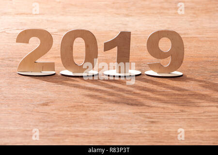 2019 Datum aus Sperrholz Zahlen mit Schatten und Platz auf Holz- Hintergrund kopieren Stockfoto