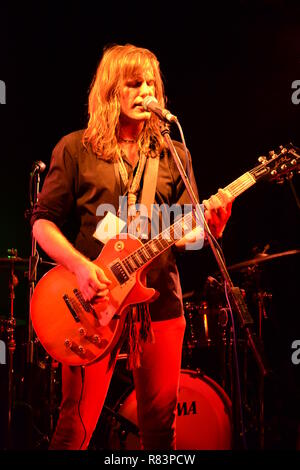 Gehweg an den Legenden des Rock jährliche Wochenende Musik Festival in Great Yarmouth, Norfolk, Großbritannien. 50 Tribut fungiert. Gang singen Rock Klassiker sowie eigenen Songs Stockfoto