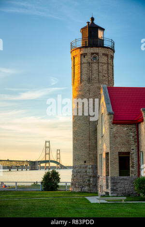 Historische Altstadt Mackinac Point Lighthouse steht noch wachen über die gefährlichen Straßen von Mackinac, obwohl jetzt nur noch als Michigan State Park. Stockfoto