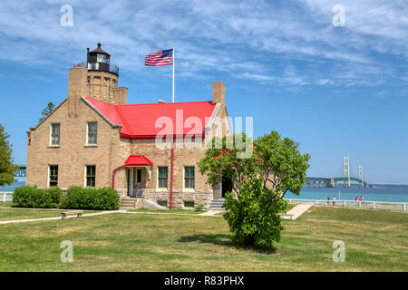 Juli 3, 2013, MACKINAW CITY, MI: Der alte Punkt Mackinac Leuchtturm, 1889 errichtet, zieht Tausende von Touristen pro Jahr als Museum. Stockfoto