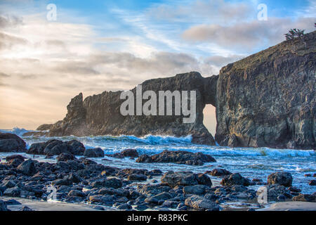 Das Schlüsselloch ist ein natürlicher Bogen am nördlichsten Ende des Zweiten Strand, La Push, Washington, und kennzeichnet das Ende der Spur für Wanderer. Stockfoto