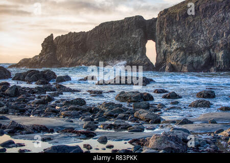 Das Schlüsselloch ist ein natürlicher Bogen am nördlichsten Ende des Zweiten Strand, La Push, Washington, und kennzeichnet das Ende der Spur für Wanderer. Stockfoto