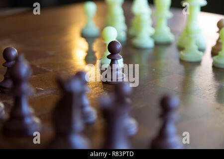 Schöne und einfache rustikale Schachbrett und Stücke. Ihre Bewegung. Stockfoto