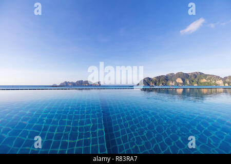 Asiatische tropisches Strandparadies in Thailand Stockfoto