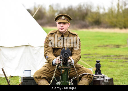 Ein junger Mann im Ersten Weltkrieg, Weltkrieg 1, Weltkrieg militärische Uniform. Junge Soldaten mit britischen Maschine Armee Vickers gun. Band Stockfoto