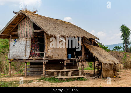 Thakhek, Laos - April 20, 2018: Bambus Haus in einer abgelegenen ländlichen Gegend, umgeben von grünen in Laos. Stockfoto