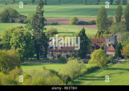 Mit Blick auf das Dorf Little Wittenham von Round Hill, Wittenham Klümpchen, Oxfordshire Stockfoto