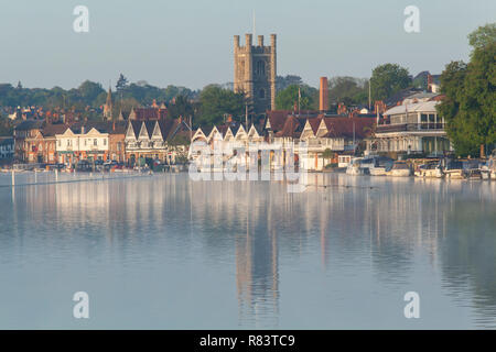 Blick nach Süden über die Themse in Richtung der malerischen Thameside Stadt Henley-on-Thames, Oxfordshire Stockfoto