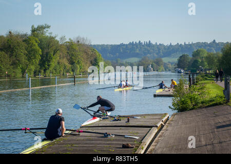 Rowers Zug auf der Themse bei Henley-on-Thames, Upper Thames Rowing Club mit Tempel Insel in der Ferne. Stockfoto