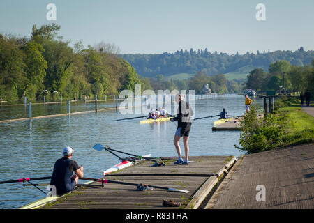 Rowers Zug auf der Themse bei Henley-on-Thames, Upper Thames Rowing Club mit Tempel Insel in der Ferne. Stockfoto