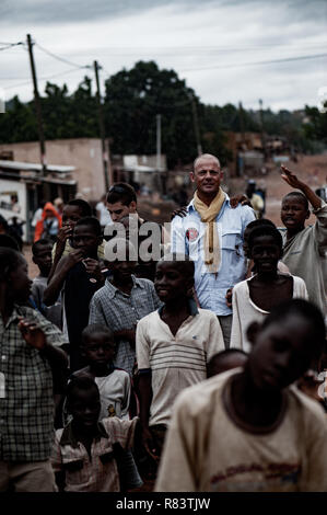 Mali, Afrika. Weiße Kaukasier reife Freiwillige genießt begleiten Kinder in einem ländlichen Dorf in der Nähe von Bamako. Stockfoto