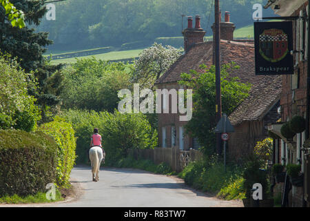 Ein Pferd Reiter führt ein Feldweg in Fingest, Buckinghamshire Stockfoto