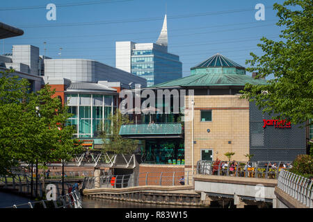 Der River Kennet fließt durch das Oracle Shopping Center in Reading, Berkshire mit Debenhams Kaufhaus in der Mitte links Stockfoto