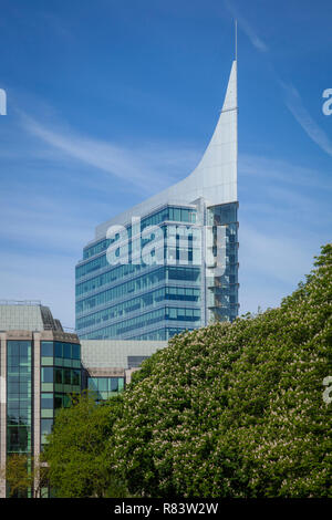 Die Klinge Office Block vom Fluss Kennet in Reading, Berkshire. Stockfoto