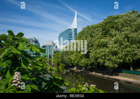 Die Klinge Office Block vom Fluss Kennet in Reading, Berkshire. Stockfoto