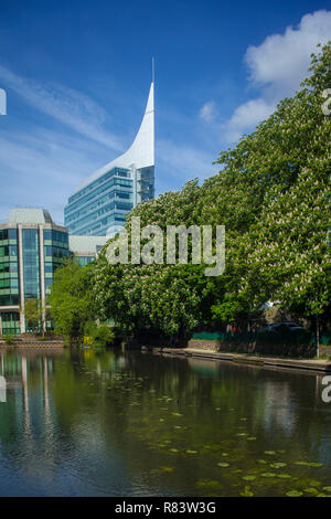 Die Klinge Office Block vom Fluss Kennet in Reading, Berkshire. Stockfoto