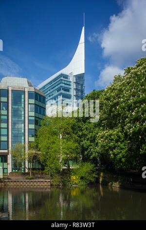 Die Klinge Office Block vom Fluss Kennet in Reading, Berkshire. Stockfoto