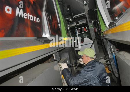 Mailand (Italien), Tankstelle für die Flotte der Müllabfuhr Methan Gas angetrieben von Amsa (Mailand Unternehmen für Umweltdienstleistungen) Stockfoto