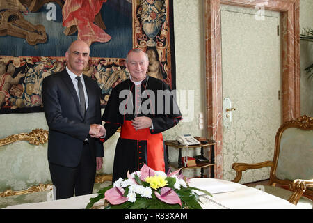 Papst Franziskus trifft sich mit der Schweizerischen Eidgenossenschaft Präsident Alain Berset und seine Frau Muriel Zeender-Berset während einer Privataudienz im Vatikan mit: Alain Berset, der Vatikanische Staatssekretär, Kardinal Pietro Parolin, Wo: Rom, Italien Wann: 12. November 2018 Credit: IPA/WENN.com ** Nur für die Veröffentlichung in Großbritannien, den USA, Deutschland und Österreich ** verfügbar Stockfoto