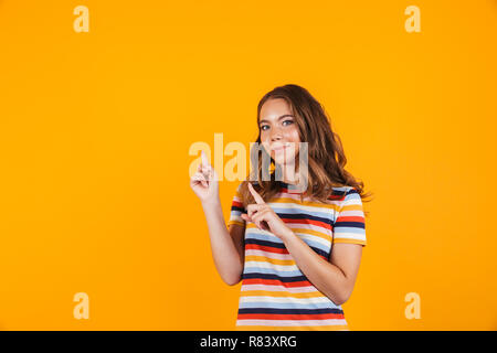 Porträt einer fröhlicher junger Mädchen Vorlage kopieren Raum über gelben Hintergrund isoliert Stockfoto