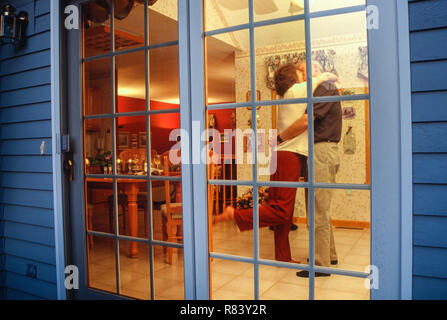 Glücklich verheiratetes Paar tanzen in ihrem Zuhause, USA (Jahrgang 2002) Stockfoto