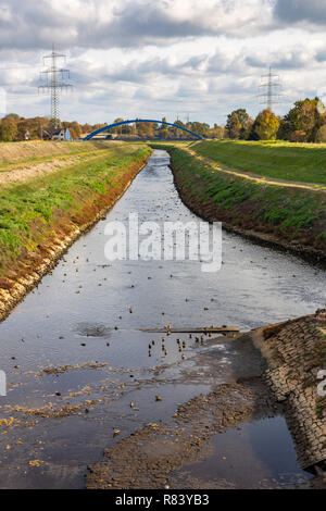 Die Mündung des Flusses Emscher in den Rhein in der Nähe von Dinslaken, nebenan ist das neue, Renaturiert Emscher Mündung Lea, Stockfoto