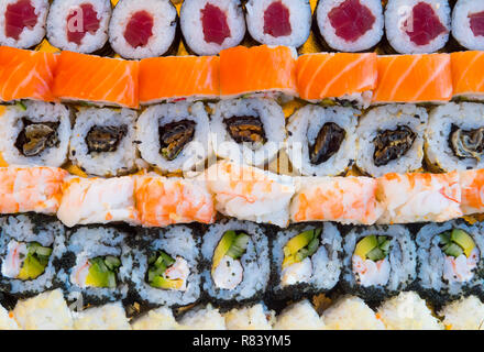 Overhead japanisches Sushi essen. Maki ands Brötchen mit Thunfisch, Lachs, Garnelen, Krabben und Avocado. Blick von oben auf die sortierten Sushi, alle Sie Menü essen kann. Rainbow s Stockfoto
