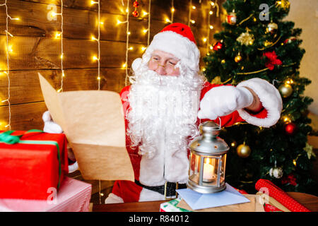 Santa Claus ist die Vorbereitung auf Weihnachten, Lesung Briefe der Kinder. Mail von Santa Claus. Weihnachtsdekoration. Stockfoto